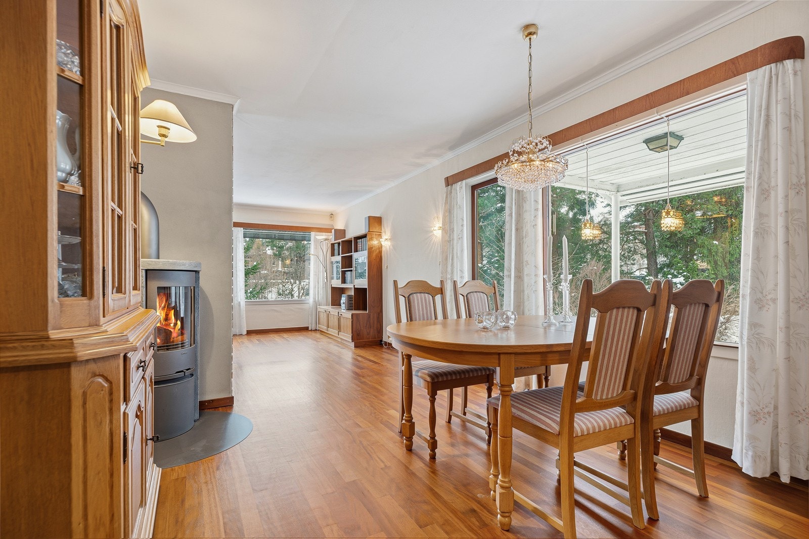 Her er det god plass til spisegruppe med tilhørende møblement Galleribilde