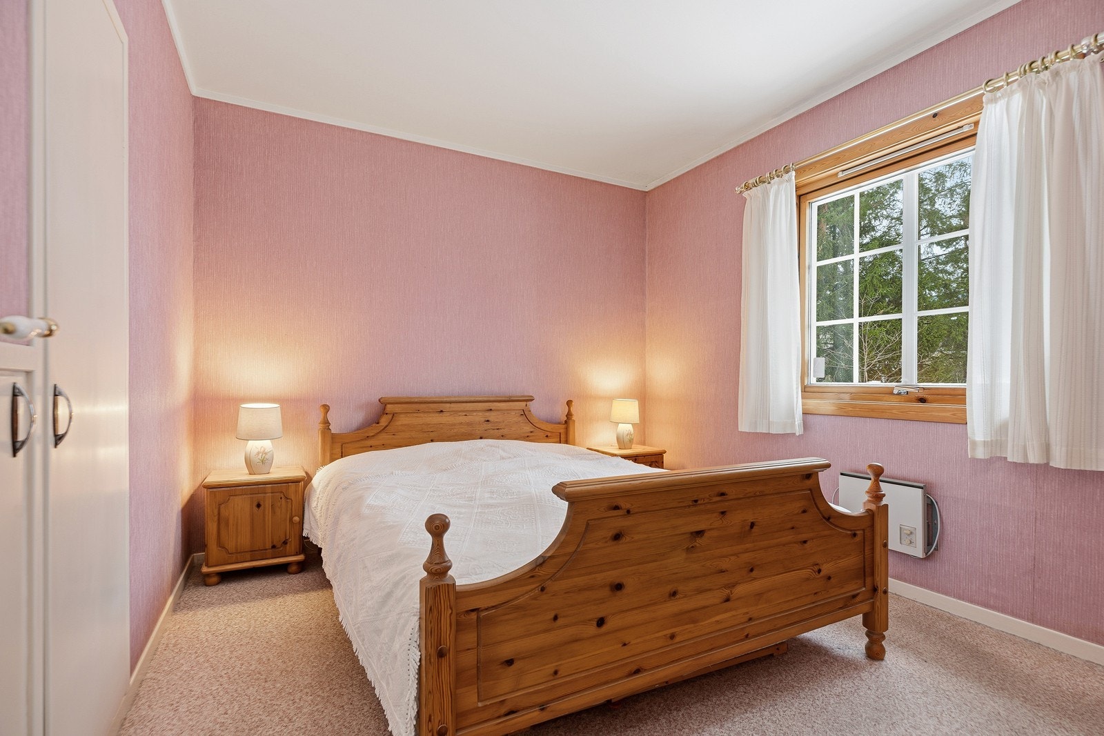 Hovedsoverom med god plass til dobbeltseng og tilhørende møblement Galleribilde