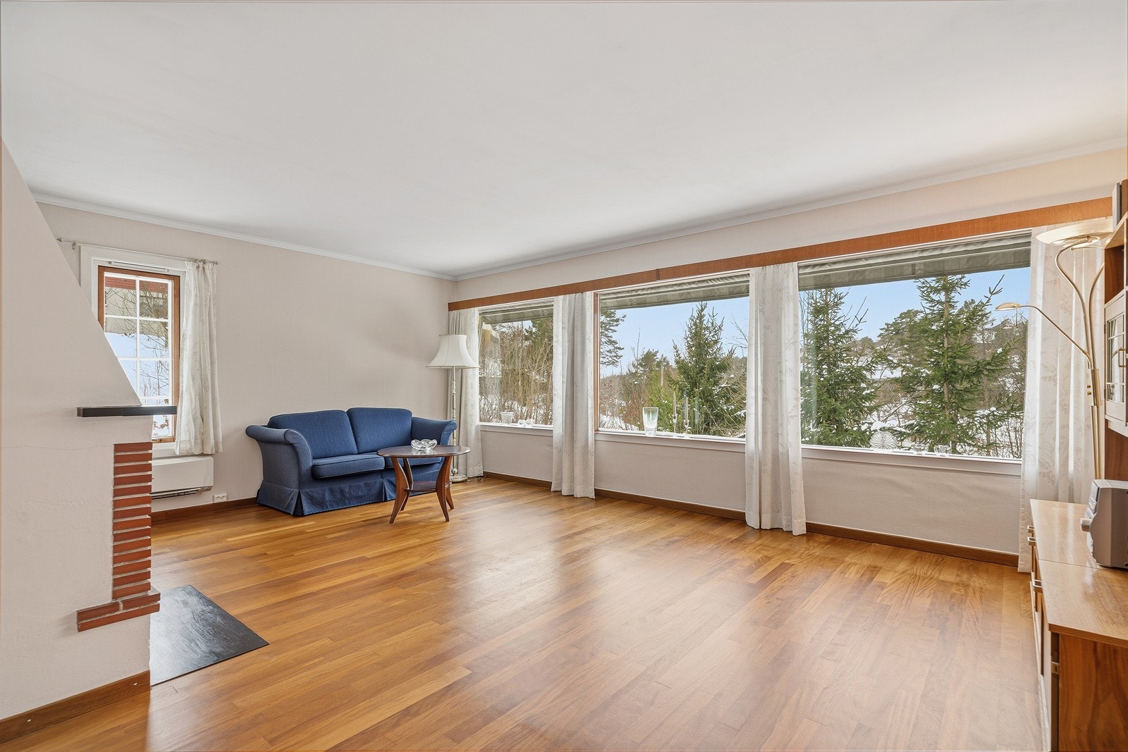 Flott stue med god plass til sofagruppe med tilhørende møblement. Galleribilde