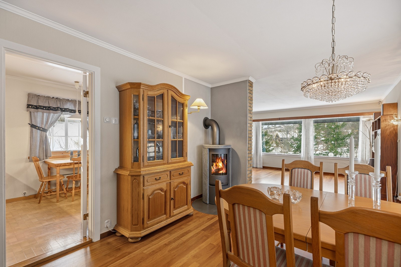 Det er en flott peis i hjørnet Galleribilde