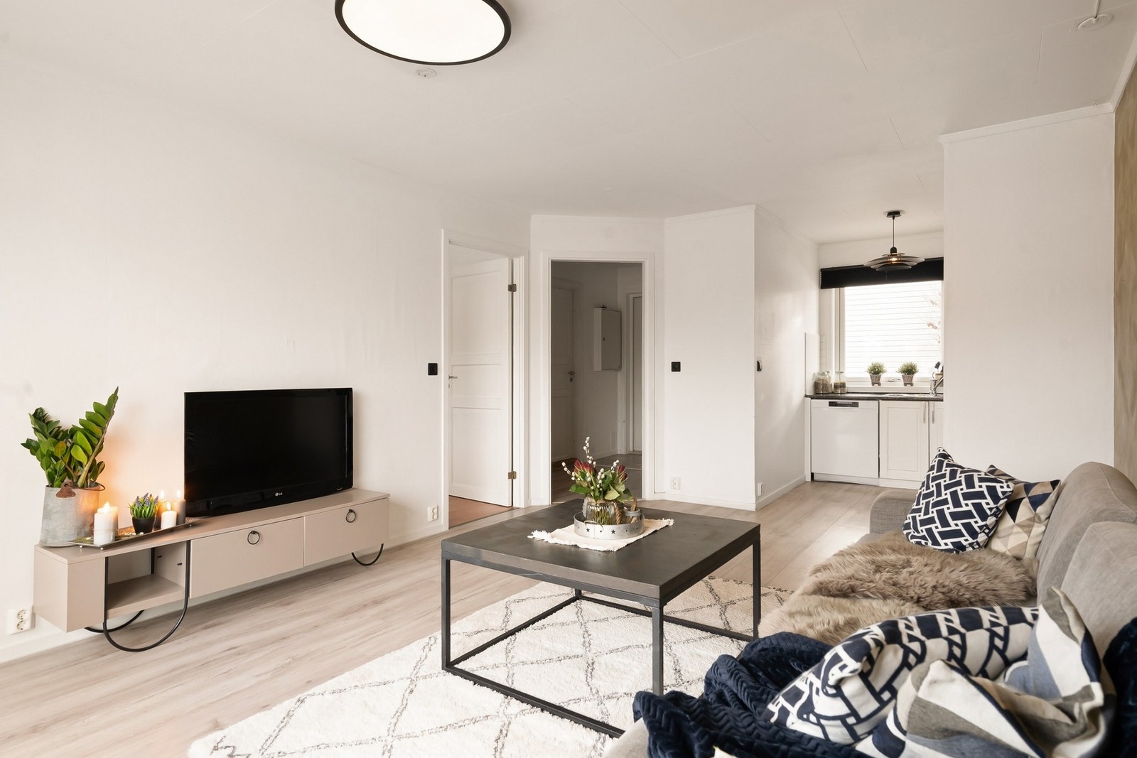 Stuen har plass til sofa og TV-møblement. Galleribilde