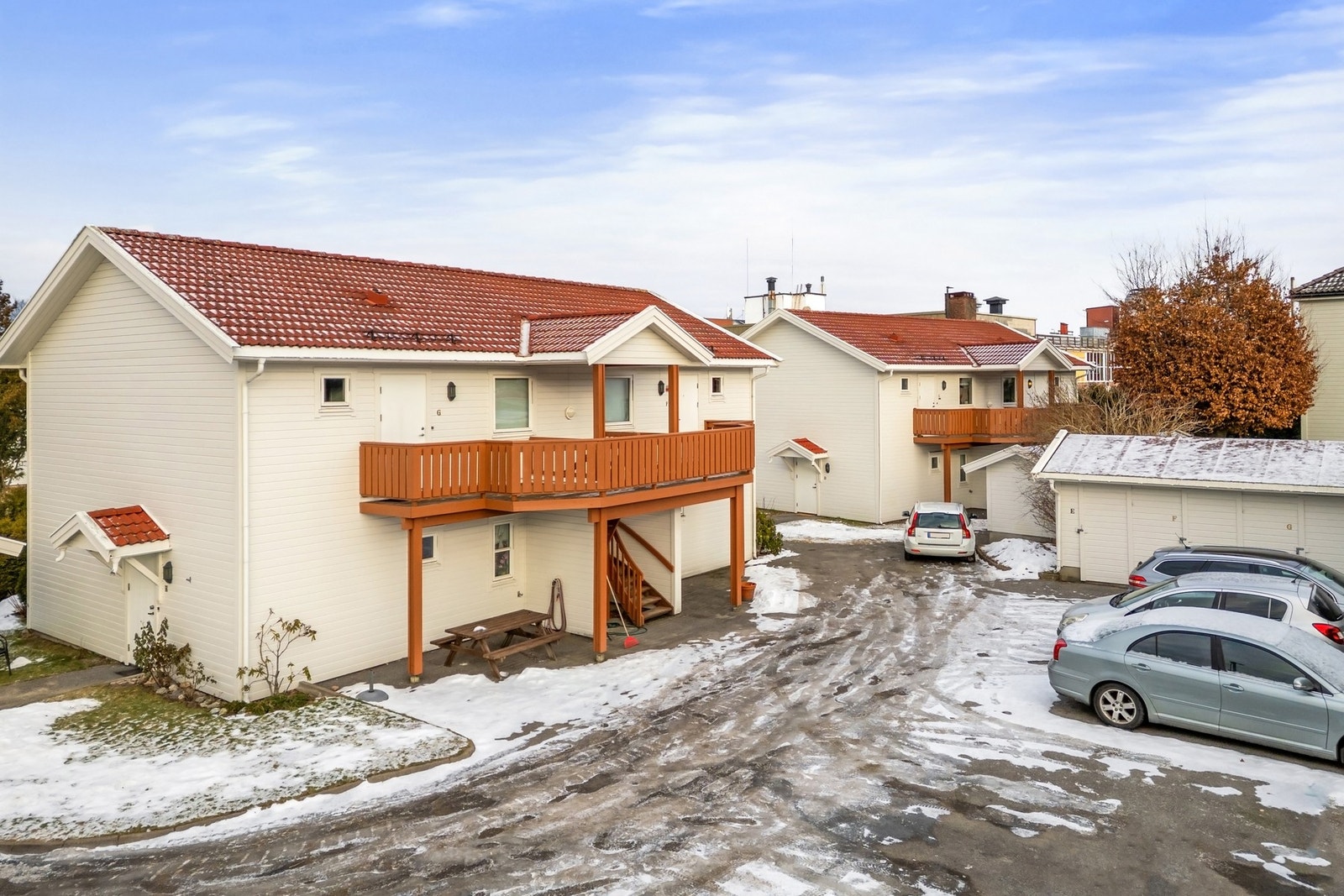 Det er biloppstillingsplass på utvendig felles gårdsrom. Galleribilde