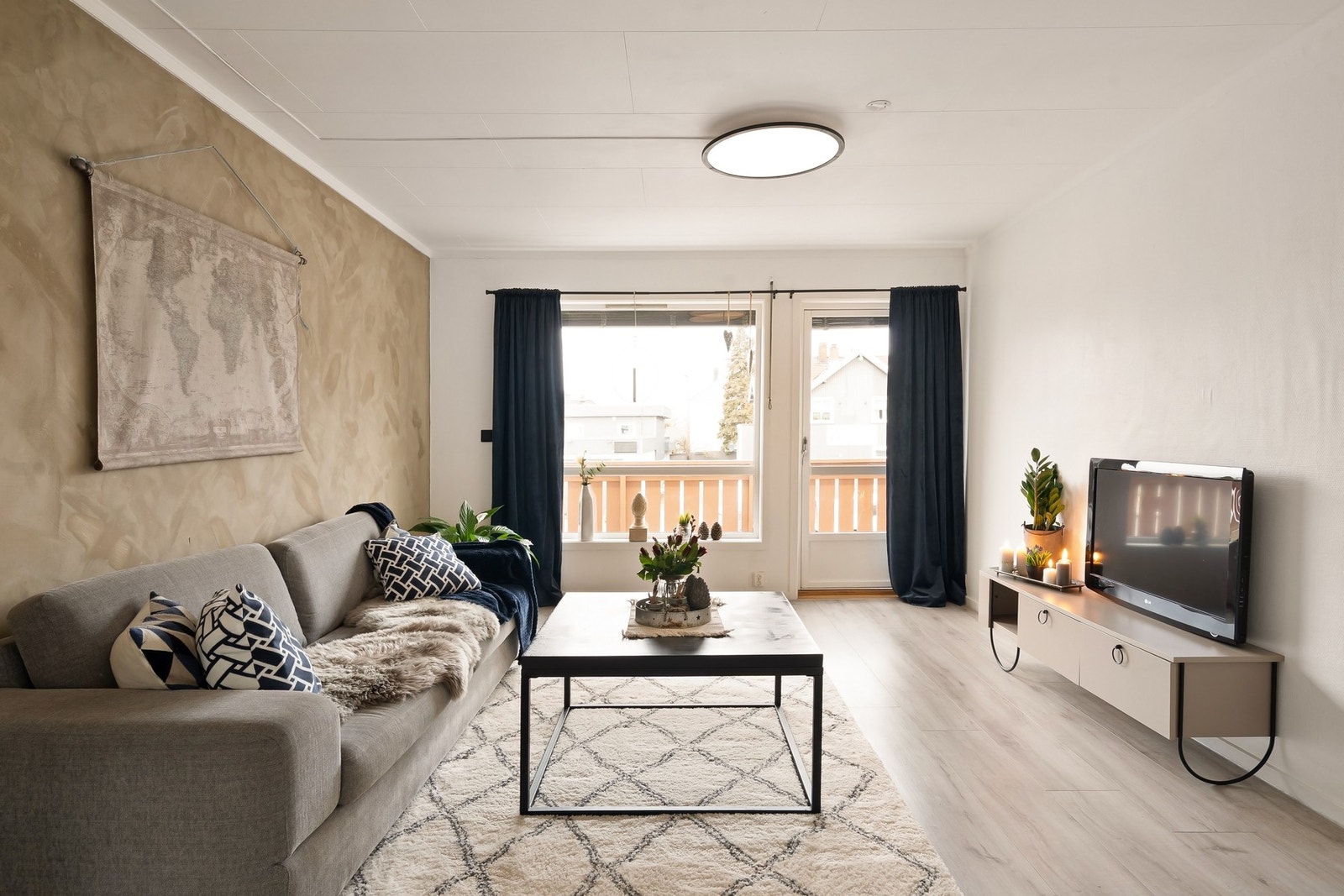 Leiligheten er tilknyttet Karlsborg borettslag og befinner seg i 2. etasje. Galleribilde