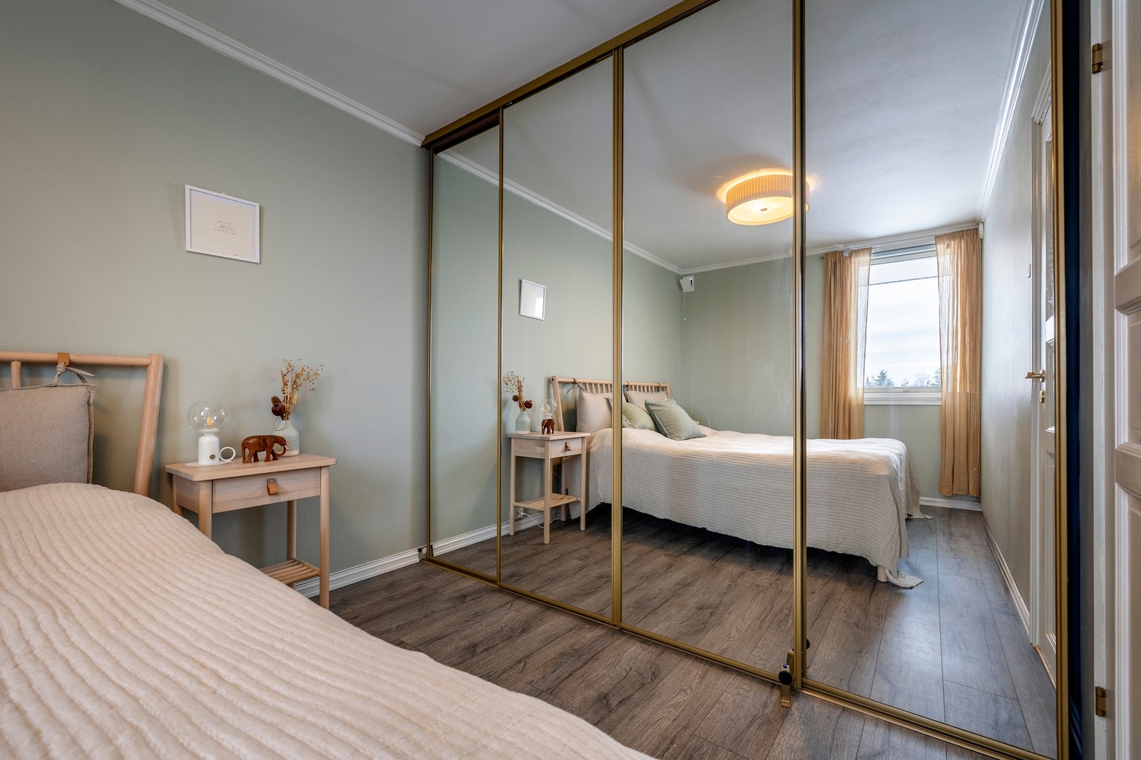 Leiligheten har to gode soverom. Hovedsoverommet er malt i behagelige fargetoner og har god plass til dobbeltseng og nattbord. Langs den ene veggen er det innredet med en praktisk skyvedørsgarderobe med speilfronter som gir rikelig med oppbevaringsplass. Galleribilde