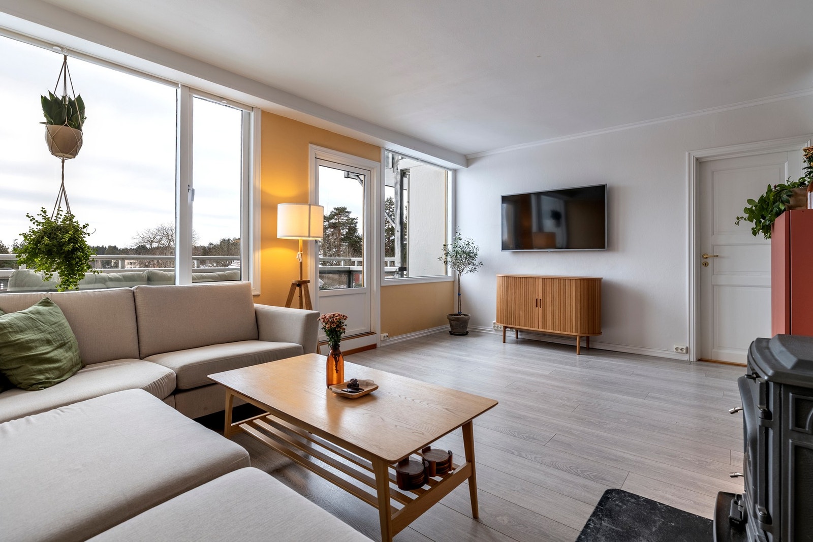 Stuen er et lyst og trivelig oppholdsrom med god plass til sofagruppe og TV-løsning. En peisovn bidrar med både ekstra varme og hyggelig atmosfære. Spisestuen har god plass til spisebord og egner seg godt både til hverdagsmiddager og hyggelige sammenkomst Galleribilde