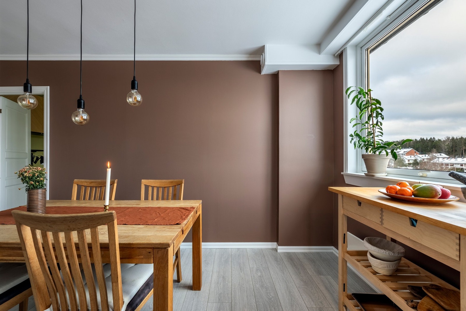 Stuen og spisestuen er praktisk plassert på hver sin side av kjøkkenet, noe som gir to separate soner. Begge rommene har store vindusflater som slipper inn rikelig med naturlig dagslys, moderne fargetoner og laminatgulv. Galleribilde