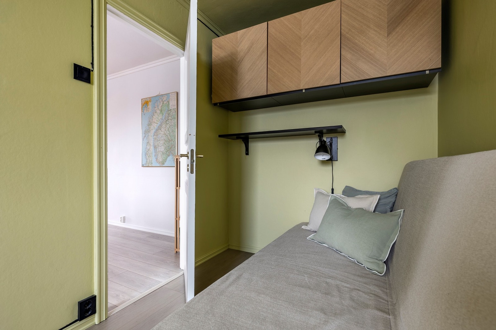 Soverom 2 er malt i grønne toner og egner seg godt som barnerom, gjesterom eller kontor. Rommet er innredet med veggskap og har ellers god plass til seng, nattbord og skrivebord. Galleribilde