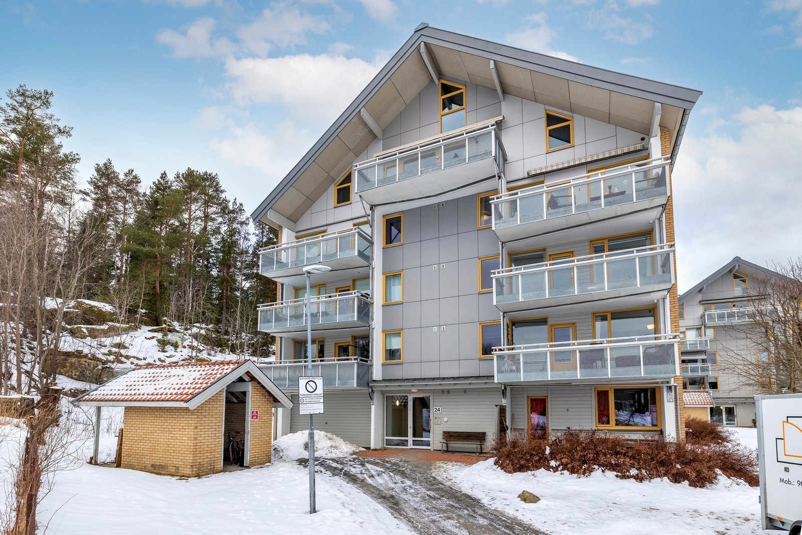 Leiligheten har enkel adkomst og ligger i tredje etasje. Kort vei til borettslaget parkeringsplasser. Galleribilde