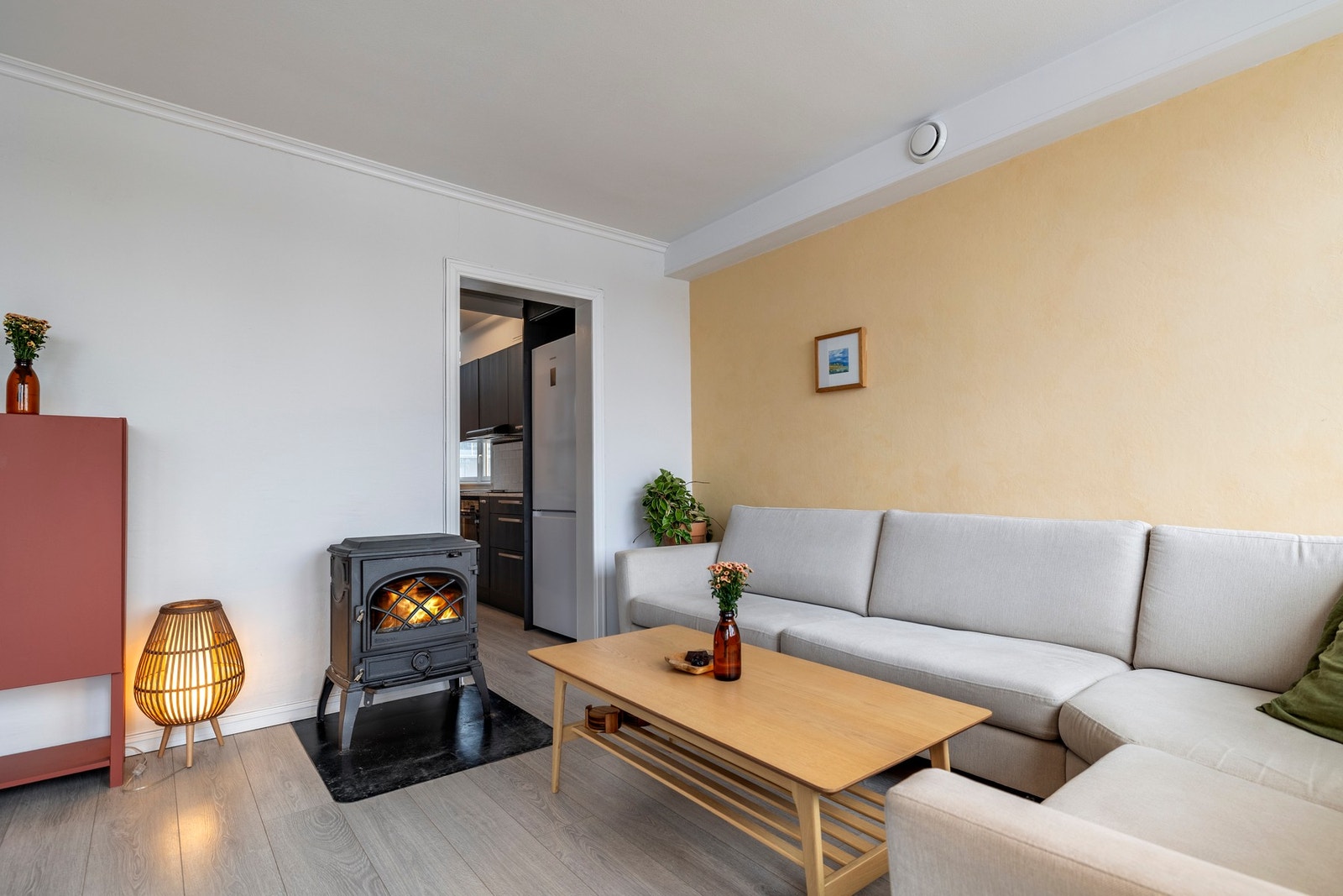 Stuen er et lyst og trivelig oppholdsrom med god plass til sofagruppe og TV-løsning. En peisovn bidrar med både ekstra varme og hyggelig atmosfære. Spisestuen har god plass til spisebord og egner seg godt både til hverdagsmiddager og hyggelige sammenkomst Galleribilde