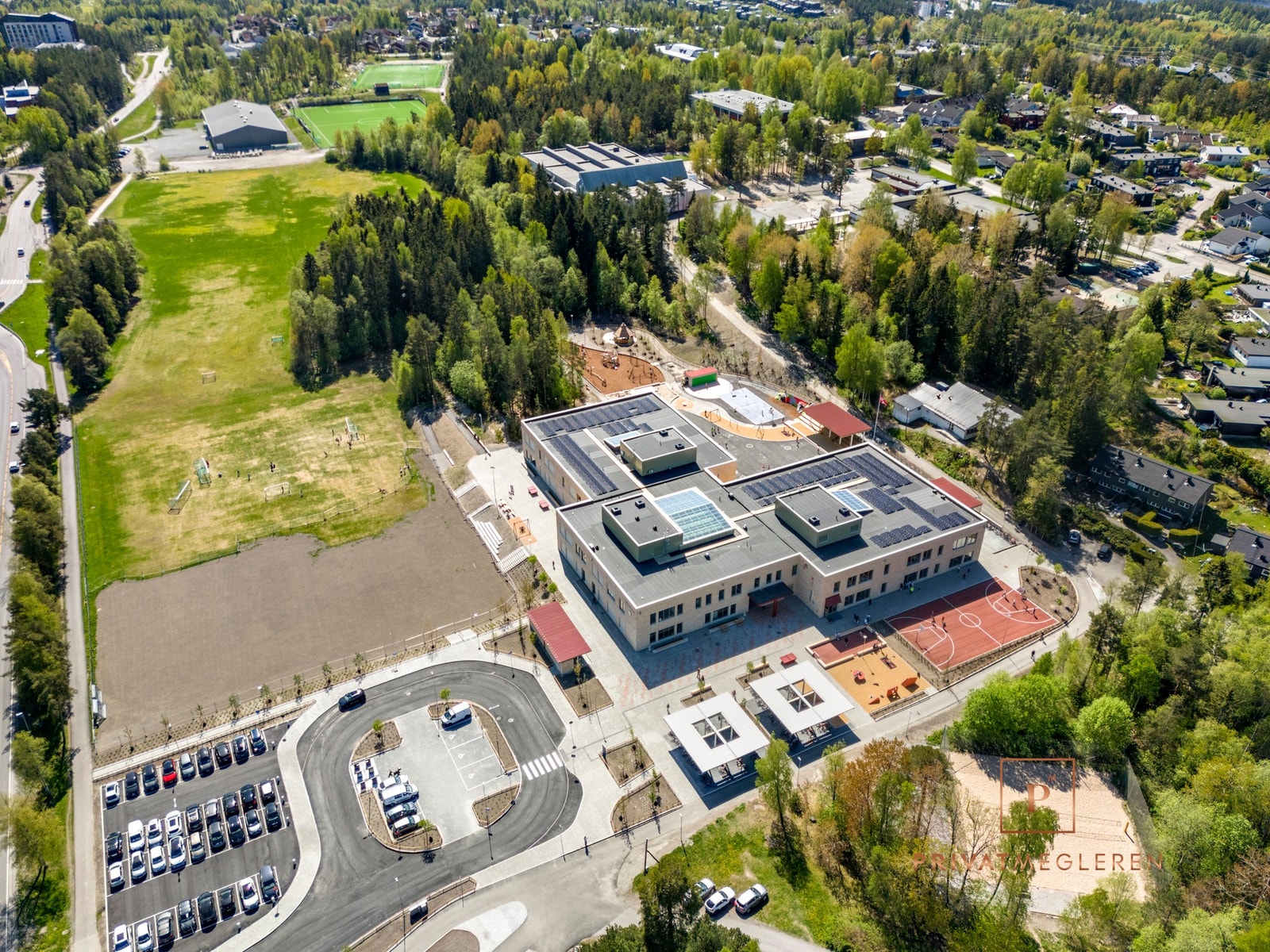 Ny flott barneskole på Sofiemyr som ble åpnet våren 2025. Som en forlengelse av skolen finner en Sofiemyr idrettspark. Galleribilde