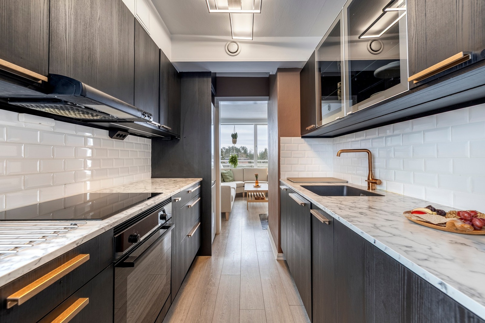 Leiligheten har et pent kjøkken med dels integrerte hvitevarer, samt rikelig med benke- og skapplass. Stuen og spisestuen er delt inn i to separate soner med gode møbleringsmuligheter og godt lysinnslipp fra store vindusflater. Galleribilde