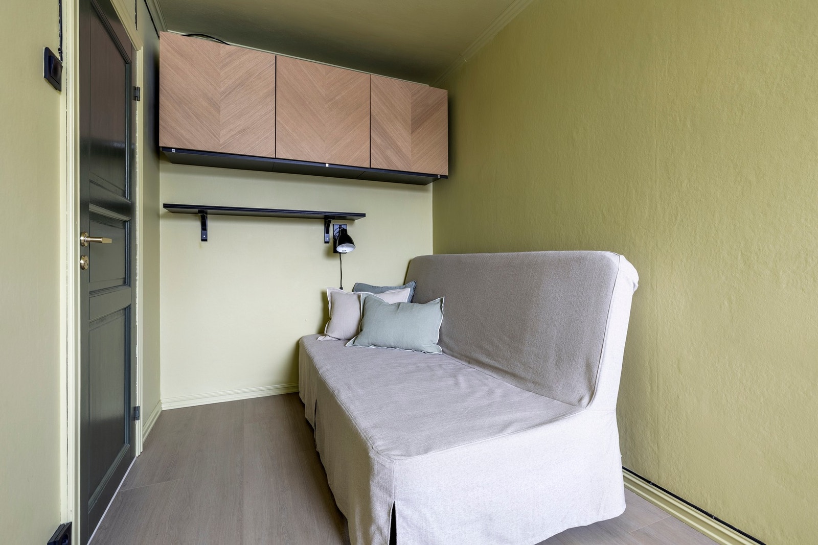 Soverom 2 er malt i grønne toner og egner seg godt som barnerom, gjesterom eller kontor. Rommet er innredet med veggskap og har ellers god plass til seng, nattbord og skrivebord. Galleribilde