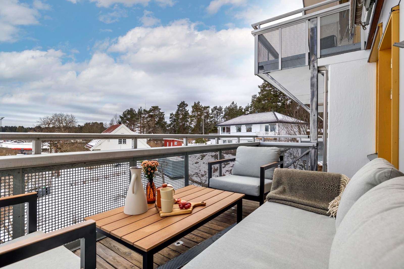 Fra stuen er det utgang til en syd orientert balkong på ca. 10 kvm med overbygg. Uteplassen har en kombinasjon av tett rekkverk og metallplater med stålkant øverst, samt vegger på sidene, skjermende markise i overbygget og rikelig med plass til både utekj Galleribilde