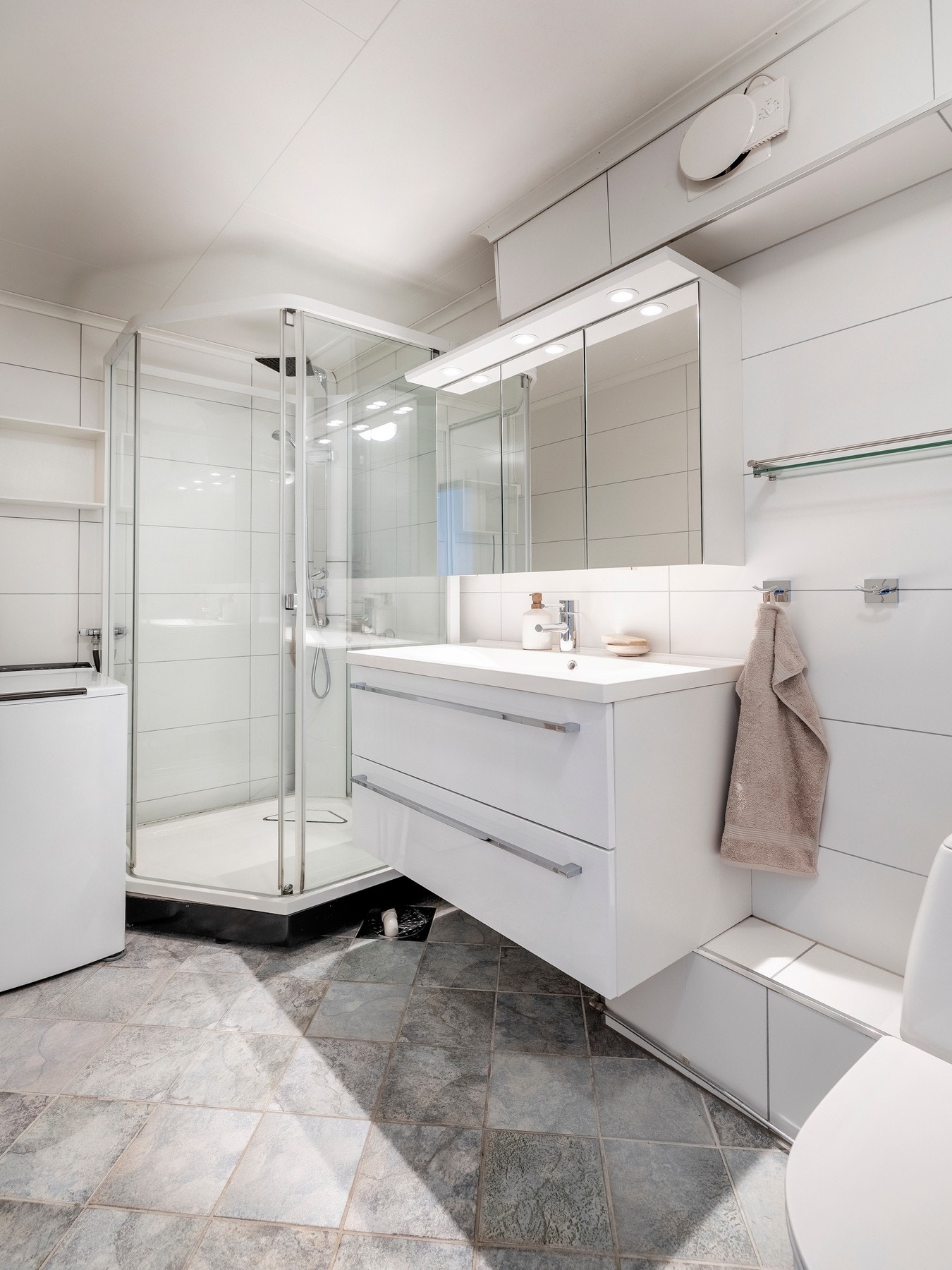 Badet fremstår pent og ble overflateoppusset med flis på flis i 2014. Badet har hvite fliser på veggene, samt grå fliser på gulvet utstyrt med elektriske varmekabler. Innredningen består av nedfelt servant med skuffeseksjon, speilskap med overlys, toalett Galleribilde