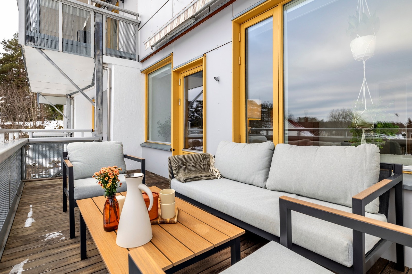 Fra stuen er det utgang til en syd orientert balkong på ca. 10 kvm med overbygg. Uteplassen har en kombinasjon av tett rekkverk og metallplater med stålkant øverst, samt vegger på sidene, skjermende markise i overbygget og rikelig med plass til både utekj Galleribilde