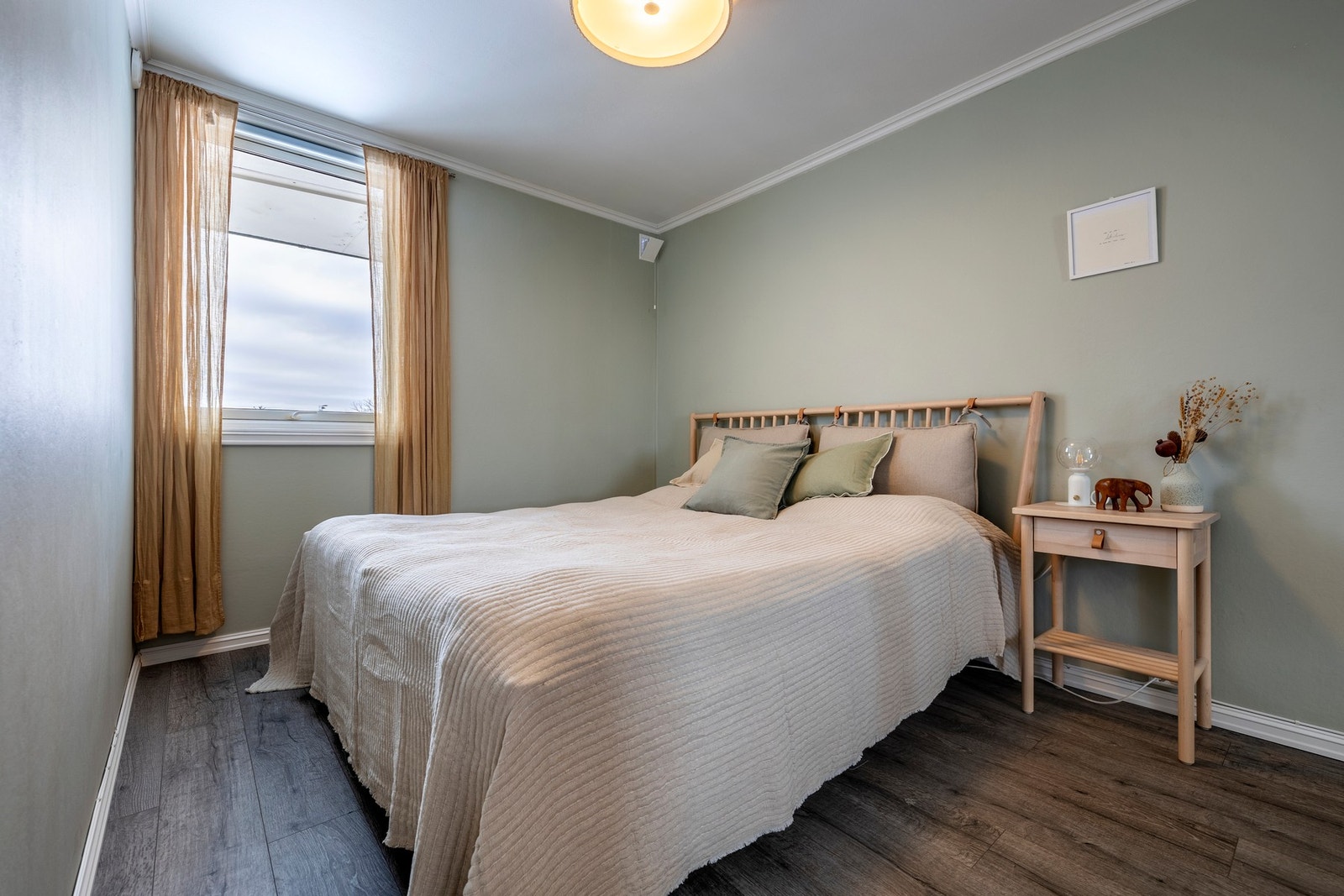 Leiligheten har to gode soverom. Hovedsoverommet er malt i behagelige fargetoner og har god plass til dobbeltseng og nattbord. Langs den ene veggen er det innredet med en praktisk skyvedørsgarderobe med speilfronter som gir rikelig med oppbevaringsplass. Galleribilde