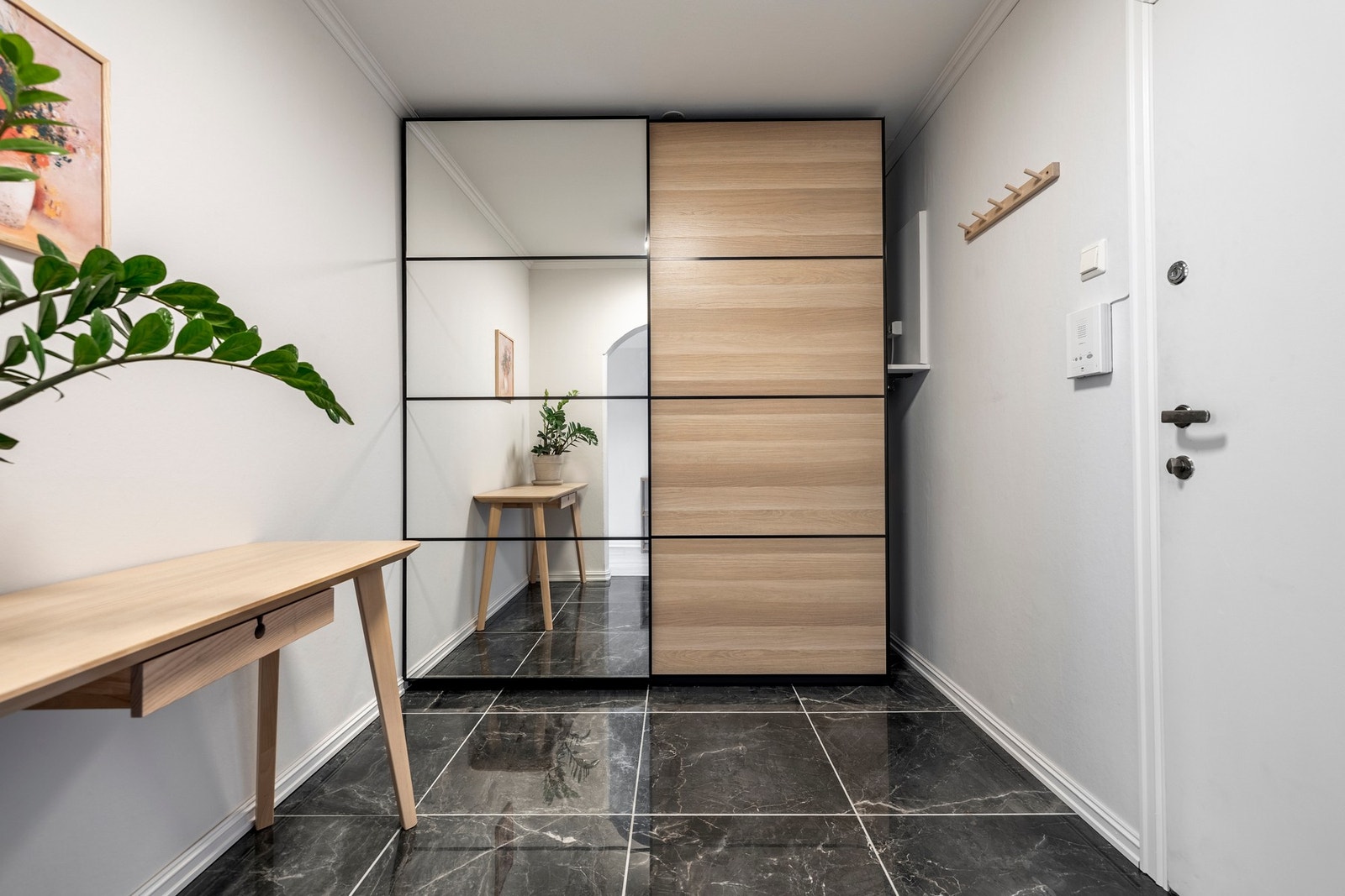 Lys og trivelig leilighet beliggende i byggets tredje etasje. Entréen er holdt i lyse fargetoner på veggene og flislagt gulv. Her finner du en praktisk skyvedørsgarderobe med god plass til ytterklør, sko og annet utsyr. Det er ellers god plass til både et Galleribilde