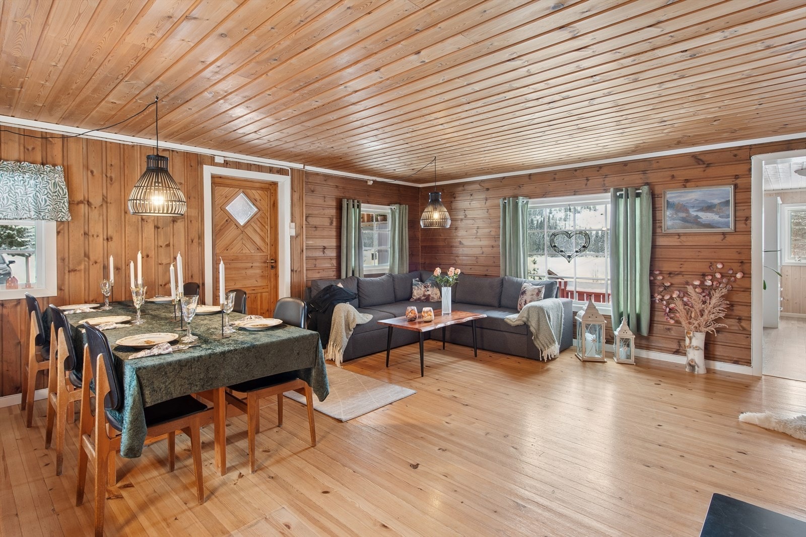 Det åpne allrommet kombinerer stue, spisestue og kjøkken, og er et naturlig samlingspunkt. Galleribilde