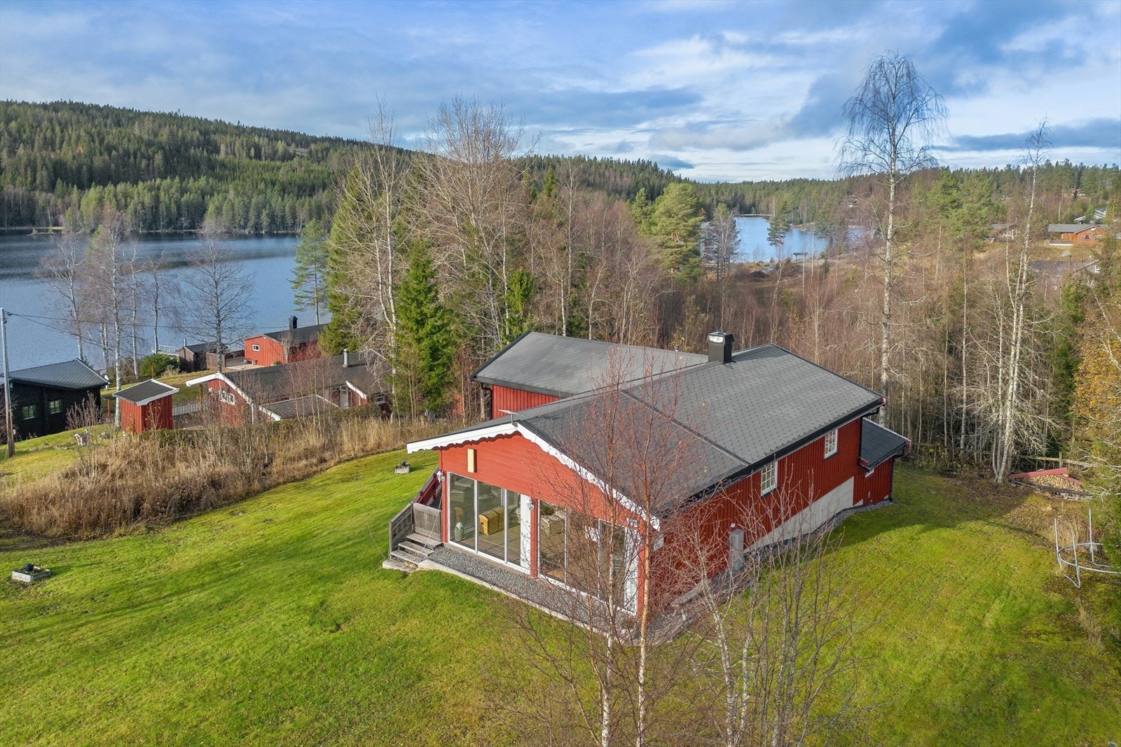 Eiendommen ligger i fredelige omgivelser med nærhet til Granerudsjøen. Galleribilde