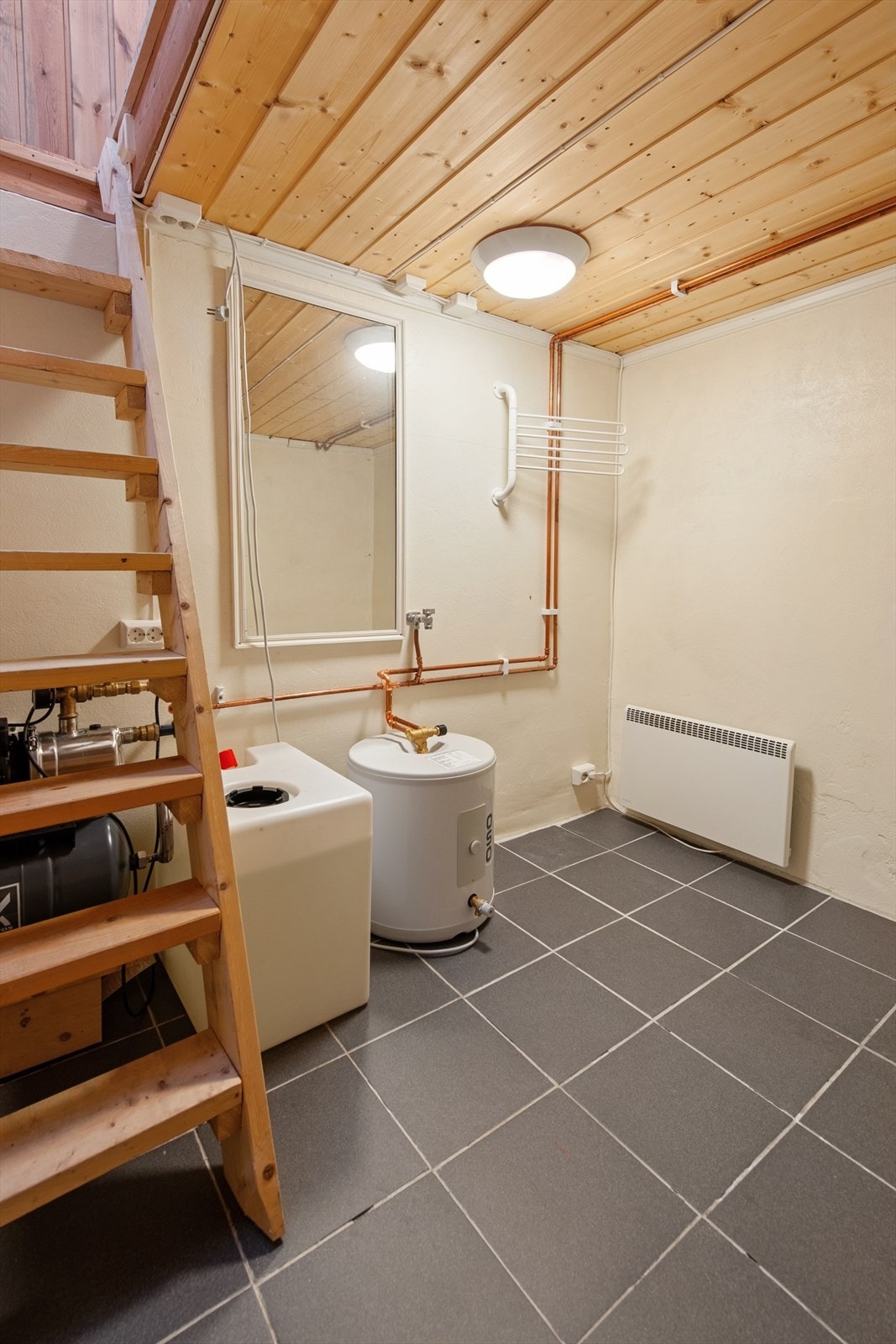 I kjelleren er det teknisk rom med ny 30-liters varmtvannsbereder og vannpumpe fra 2023. Galleribilde