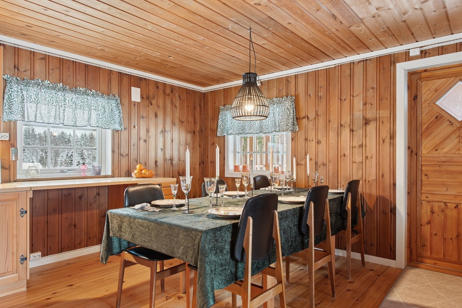 Spiseplassen er en del av den åpne stue- og kjøkkenløsningen. Galleribilde