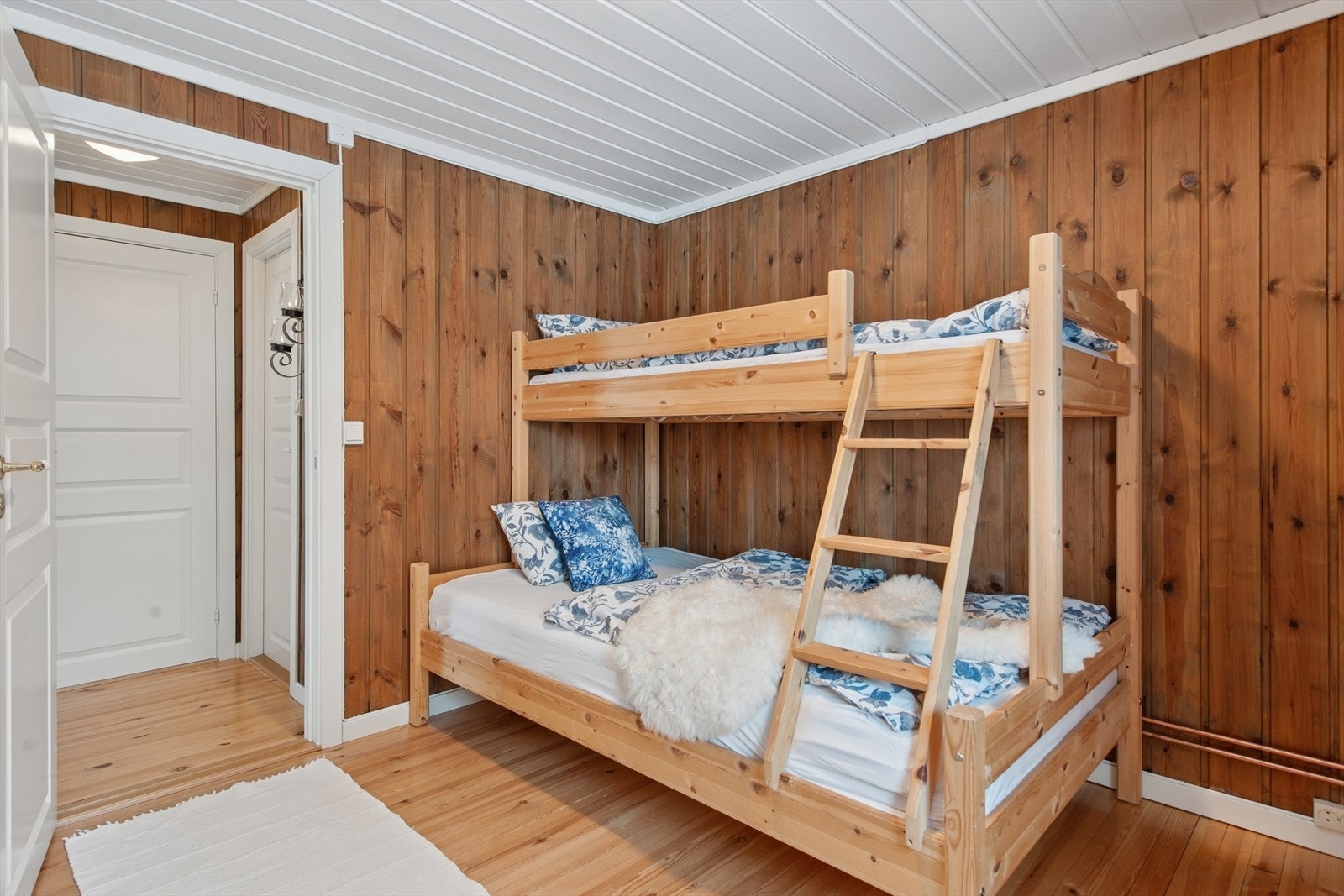 Det andre soverommet har panel på veggene og plass til køyeseng for effektiv utnyttelse. Galleribilde