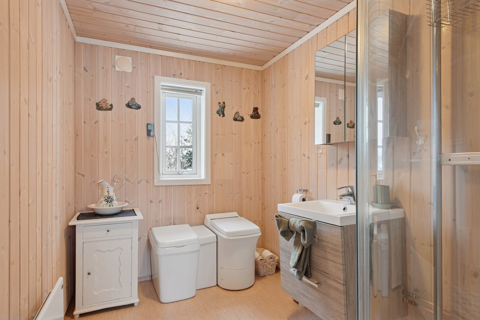 Baderomsinnredning med servant og ett-greps blandebatteri. Gulvet har vinylbelegg. Galleribilde