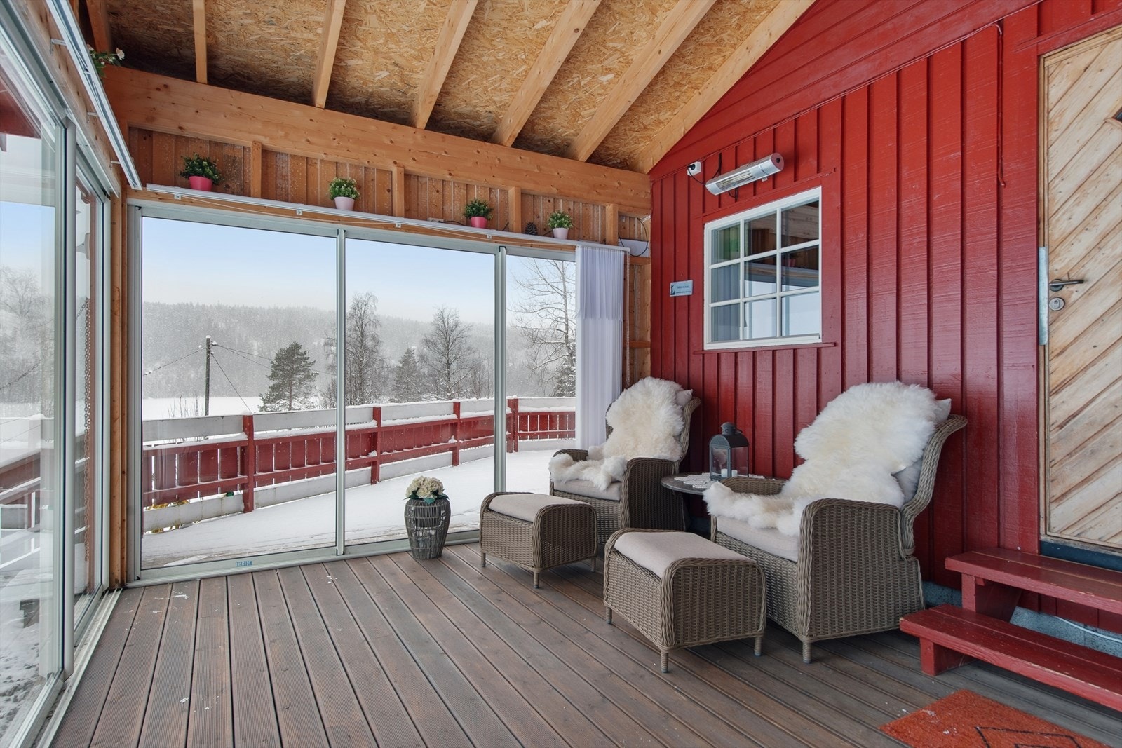 Den innglassede verandaen på 21 m² forlenger sesongen og gir en lun uteplass. Galleribilde