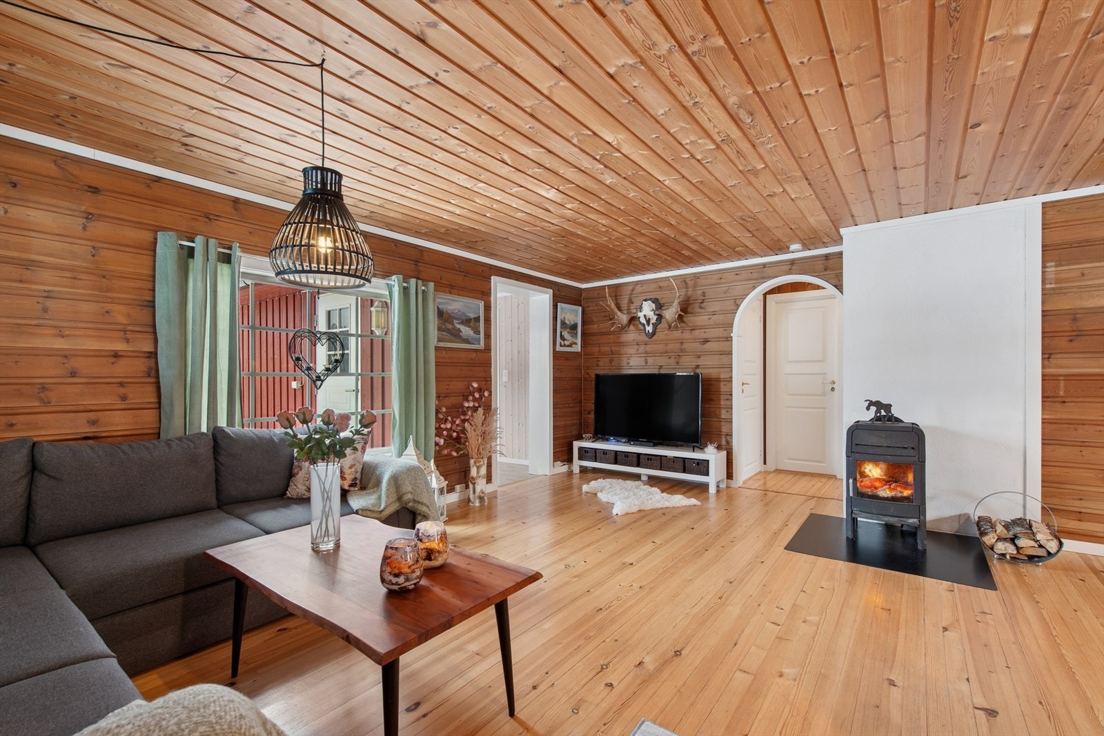 Stuen har lakkerte tregulv og god plass til en romslig sofagruppe. Galleribilde