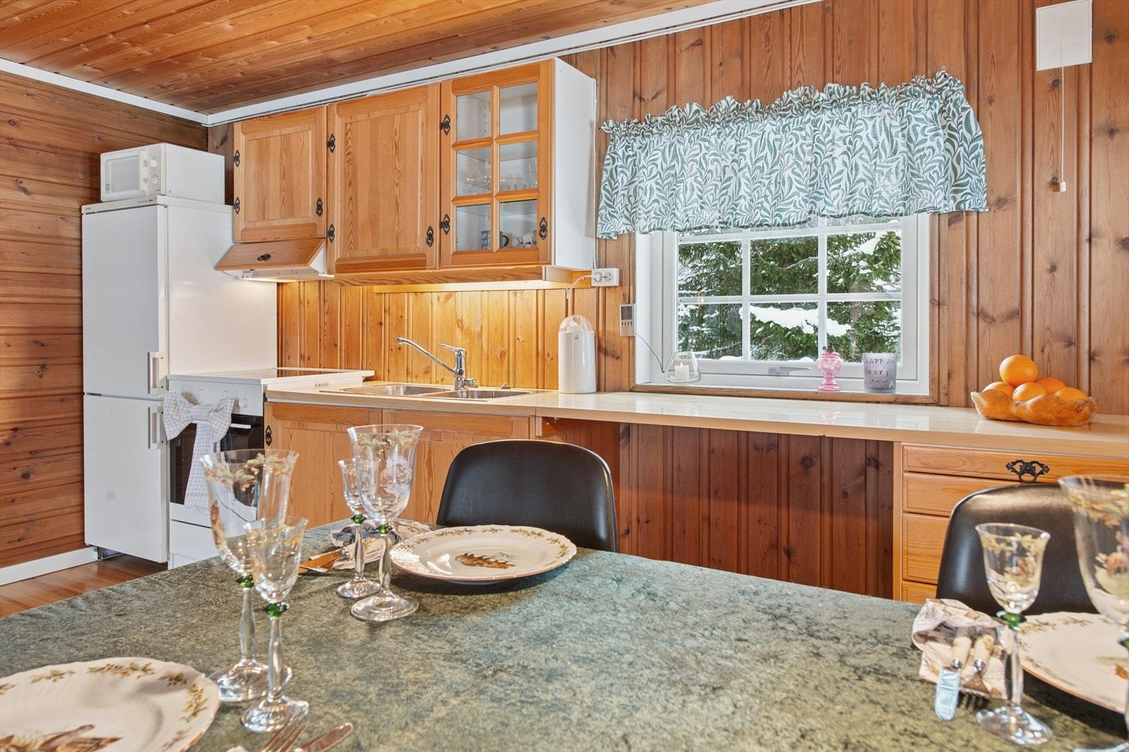 Kjøkkeninnredningen har profilerte fronter, laminert benkeplate og oppvaskkum i stål. Galleribilde