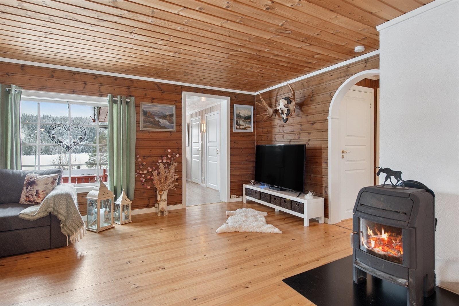 En peisovn i stuen gir effektiv varme og skaper en lun atmosfære på kalde dager. Galleribilde