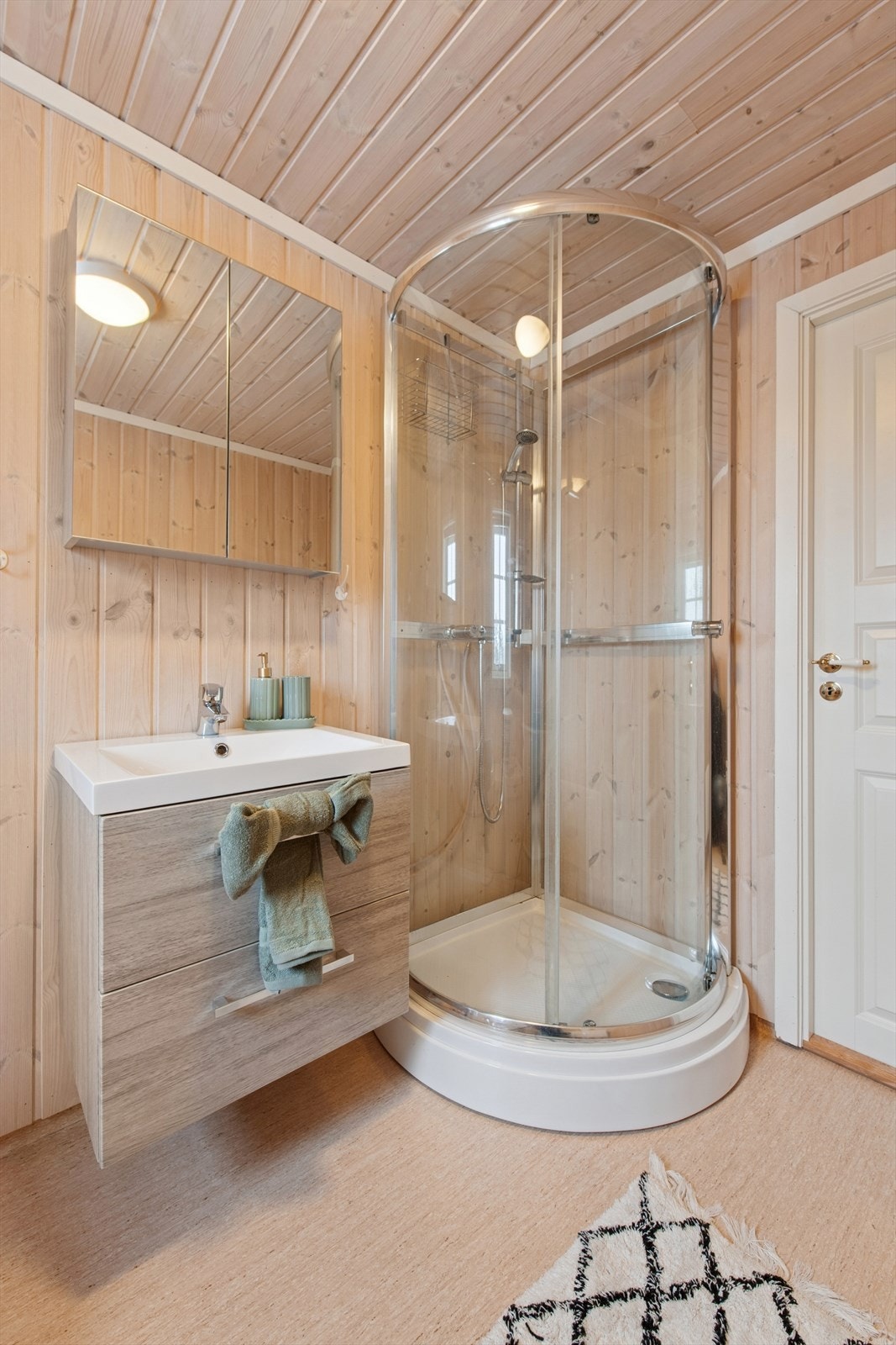 Et praktisk dusjkabinett kompletterer baderommet. Ventilasjon via lufteventil i vegg. Galleribilde