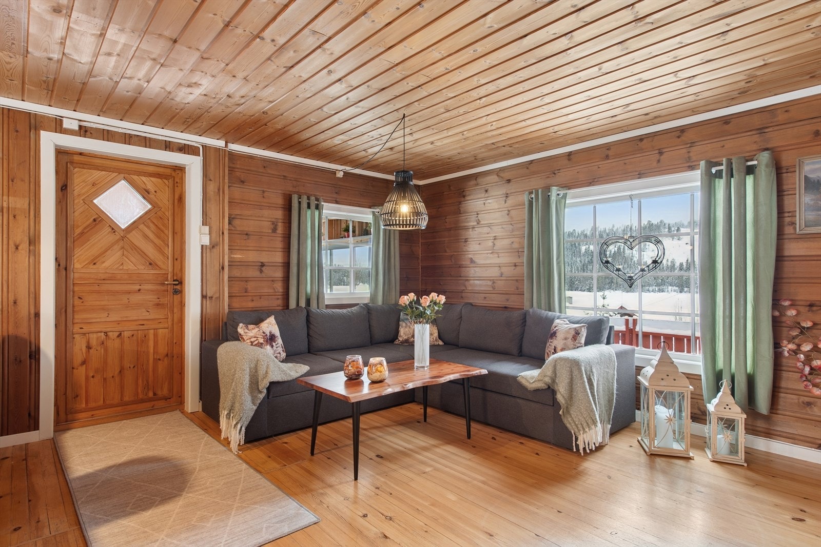 Vinduer med 2-lags isolerglass fra 2013 slipper inn dagslys og gir utsyn mot naturen. Galleribilde