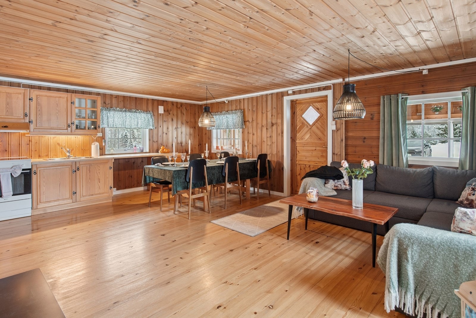 Hytta har en åpen og sosial planløsning mellom stue og kjøkken. Galleribilde