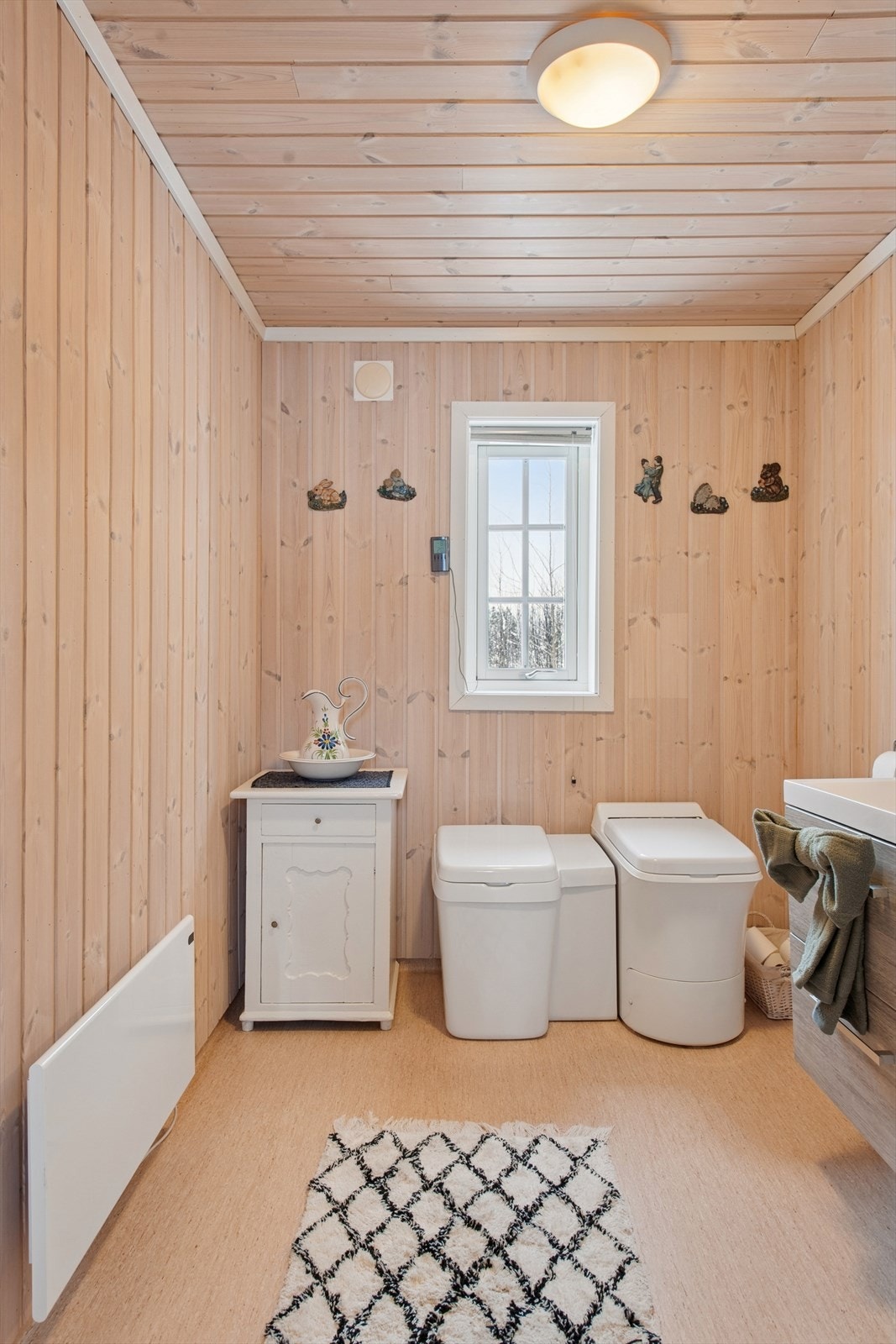 Badet ble etablert i 2014 og er utstyrt med Cinderella forbrenningstoalett og pissoar. Galleribilde