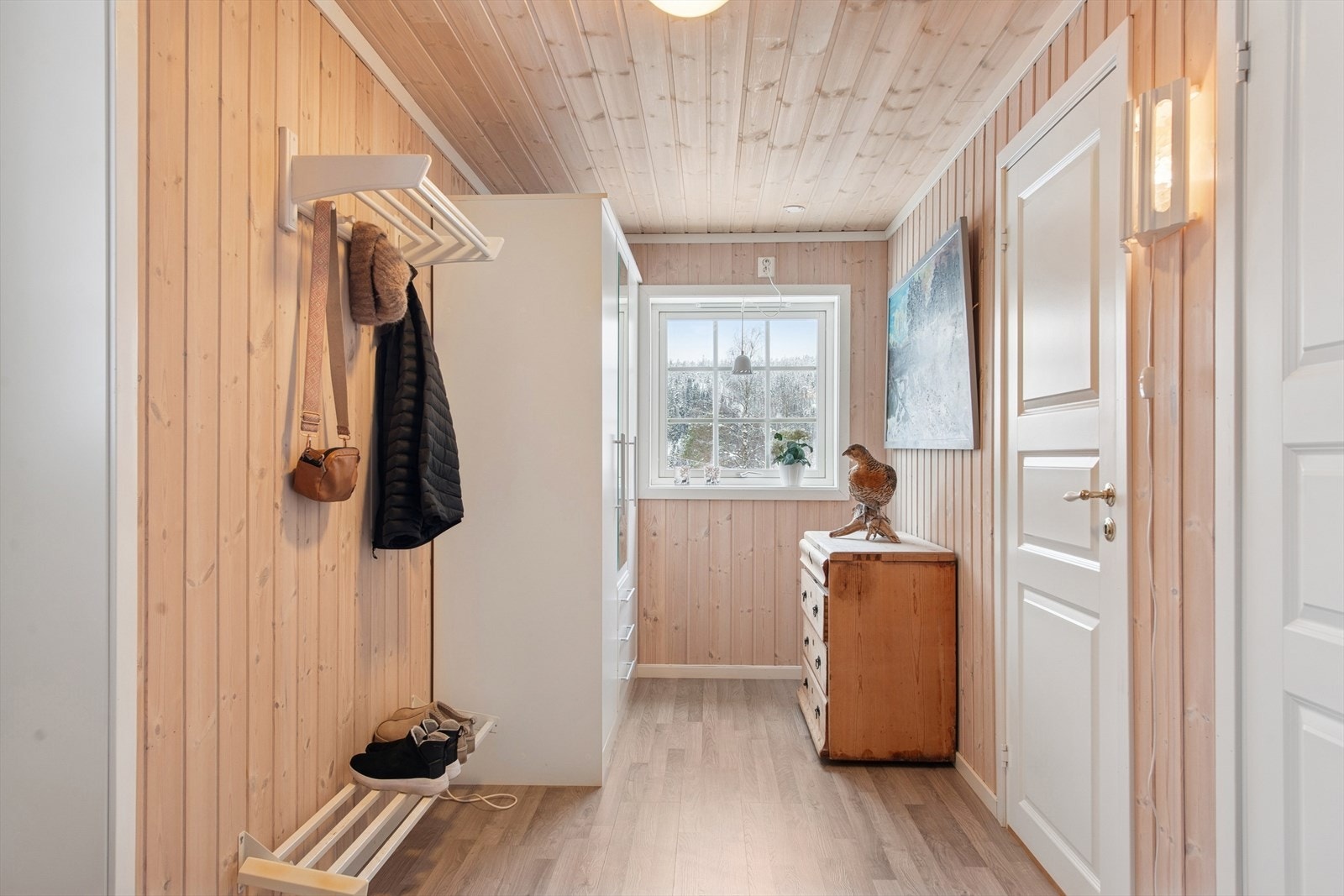 Den romslige gangen gir god plass til oppbevaring av yttertøy og sko. Galleribilde