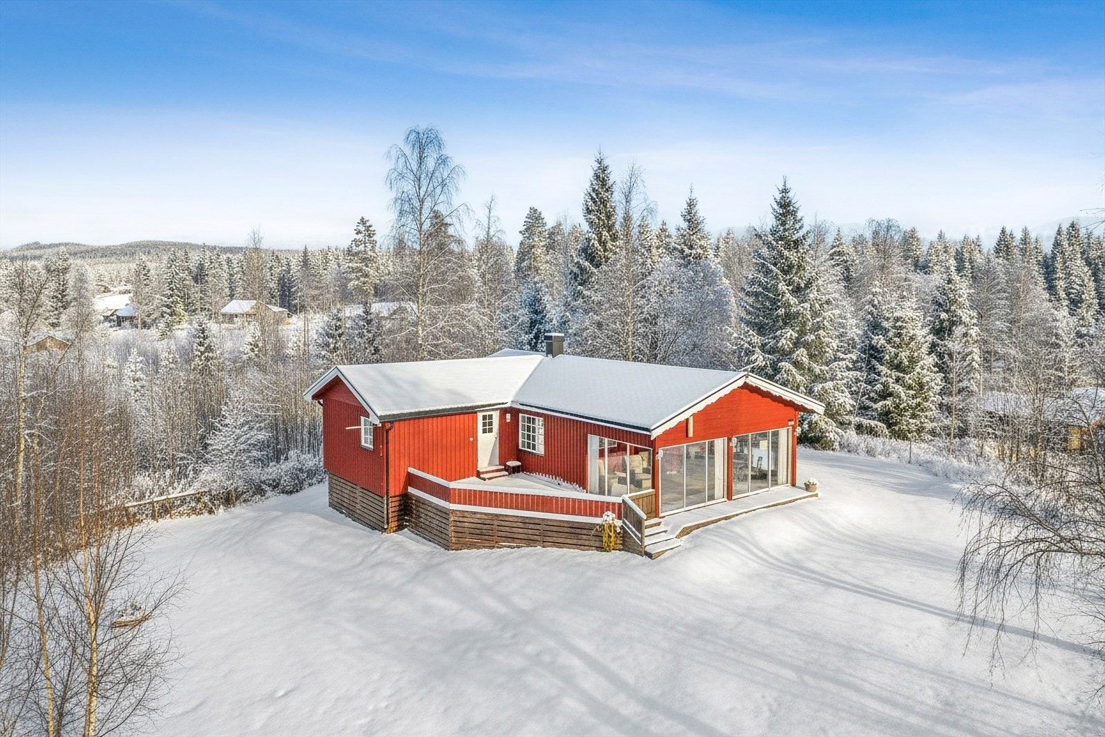 Fritidsbolig med et tilbygg fra 2014 som inkluderer en romslig veranda med innglasset del. Galleribilde