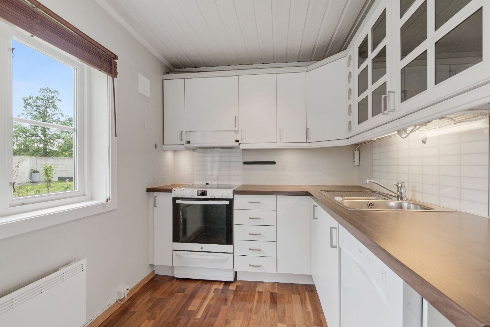 Koselig kjøkkenkrok med mye benk og skapplass, hvitevarer medfølger. Galleribilde