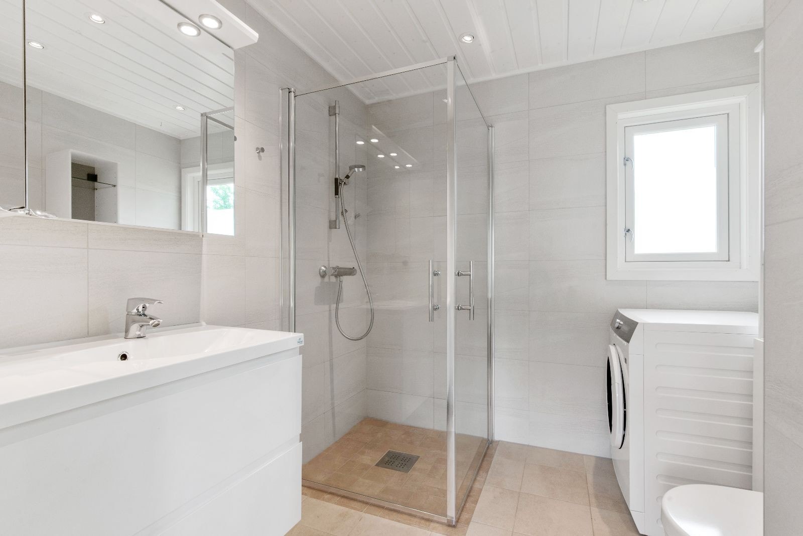 Delikat flislagt bad, vaskemaskin medfølger. Galleribilde