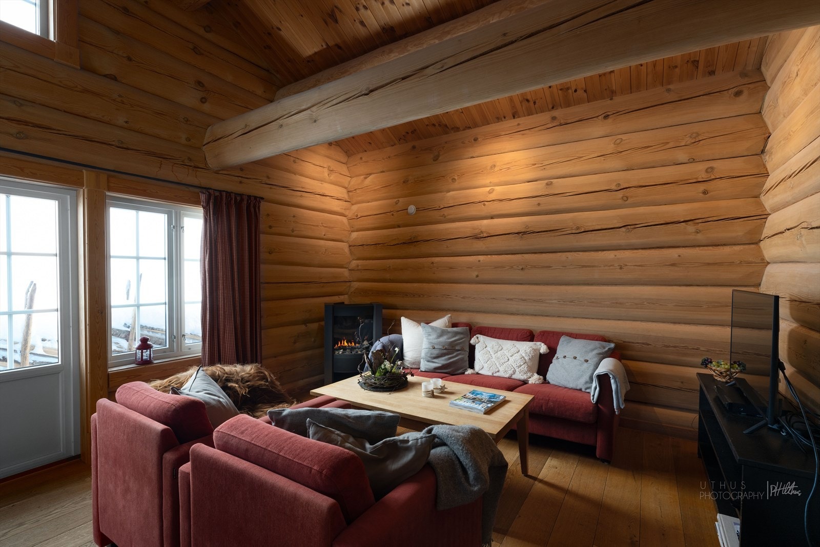 Fra stuen er det utgang til en terrasseplatting Galleribilde