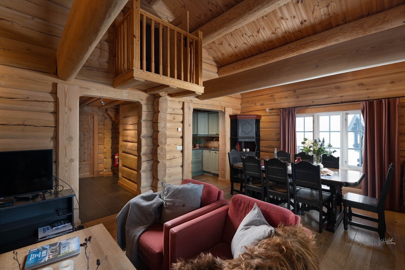 Hytten har en praktisk åpen stue-/kjøkkenløsning på 29,1m² Galleribilde