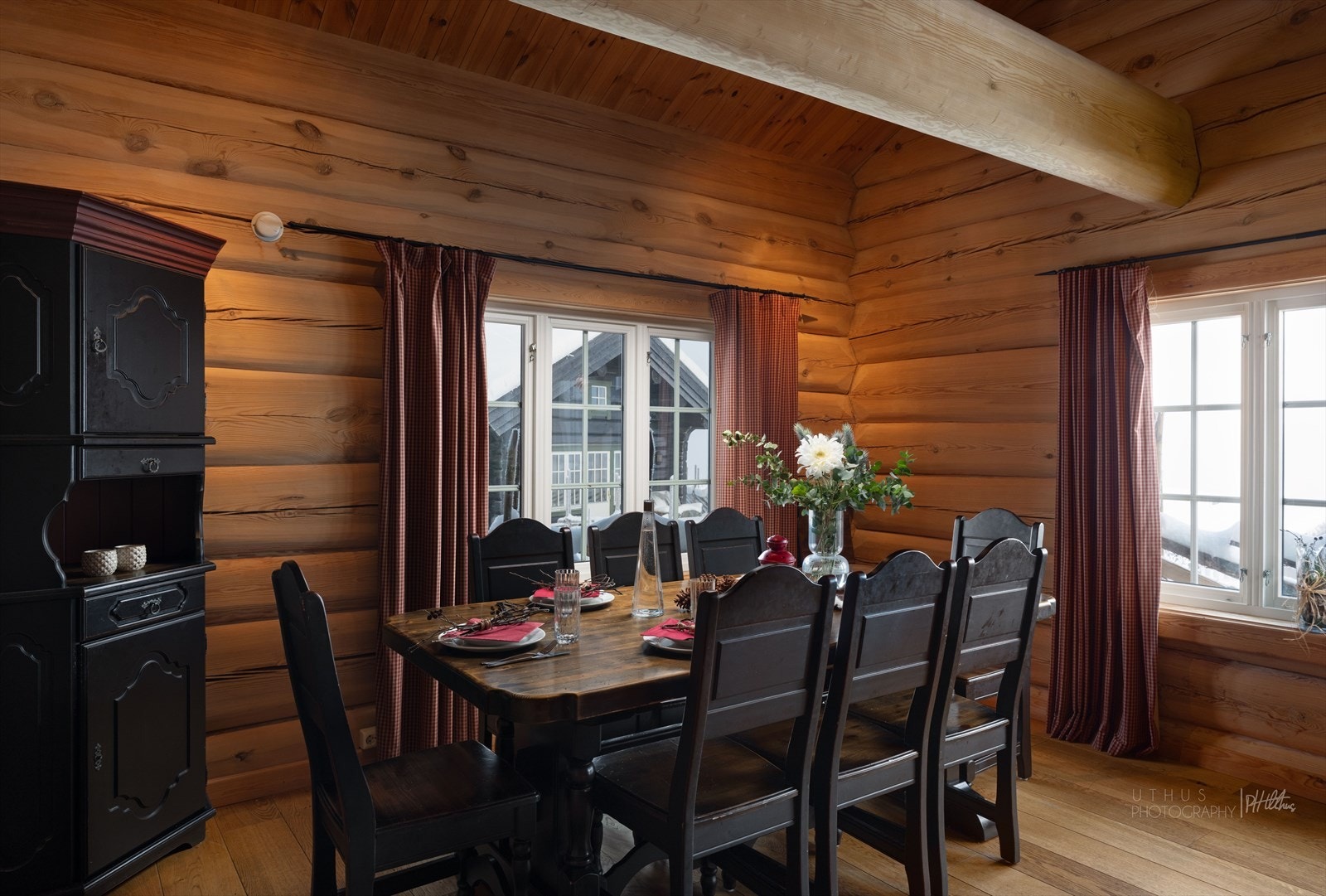 Naturlige plassering av spisebordet, her kan en samle både familie og venner Galleribilde