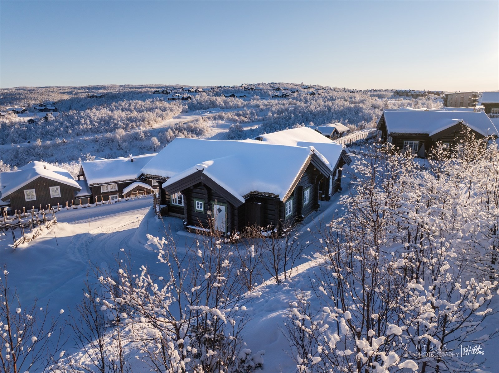 Bruksareal 64 kvm., i tillegg kommer stor hems med gulvareal 20 kvm. Dette er ikke målbart BRA.
Bruttoareal: 84 kvm (ikke målbart bruksareal) Galleribilde