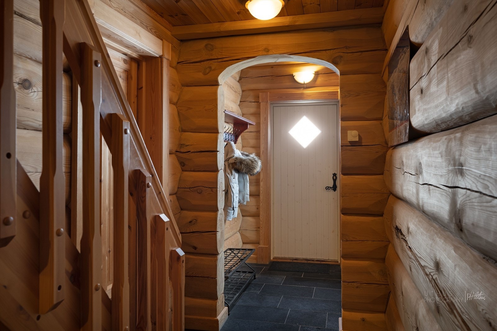 Du blir ønsket velkommen inn i en koselig entré med plass til oppheng av yttertøy Galleribilde