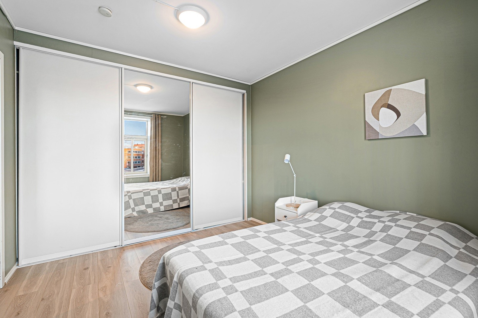 Skyvedørsgarderoben medfølger naturligvis handelen. Galleribilde