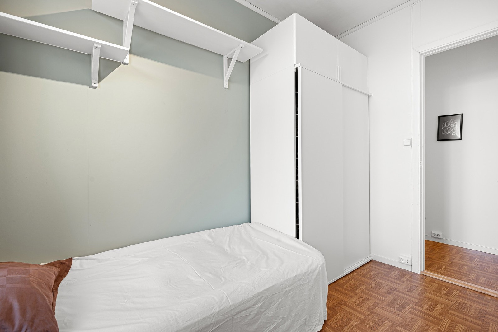 Garderobeskap medfølger handelen. Galleribilde