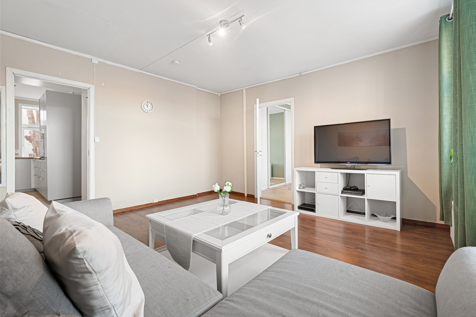 Den praktiske planløsningen gir ypperlige møbleringsmuligheter for både sofagruppe og TV-bord. Galleribilde