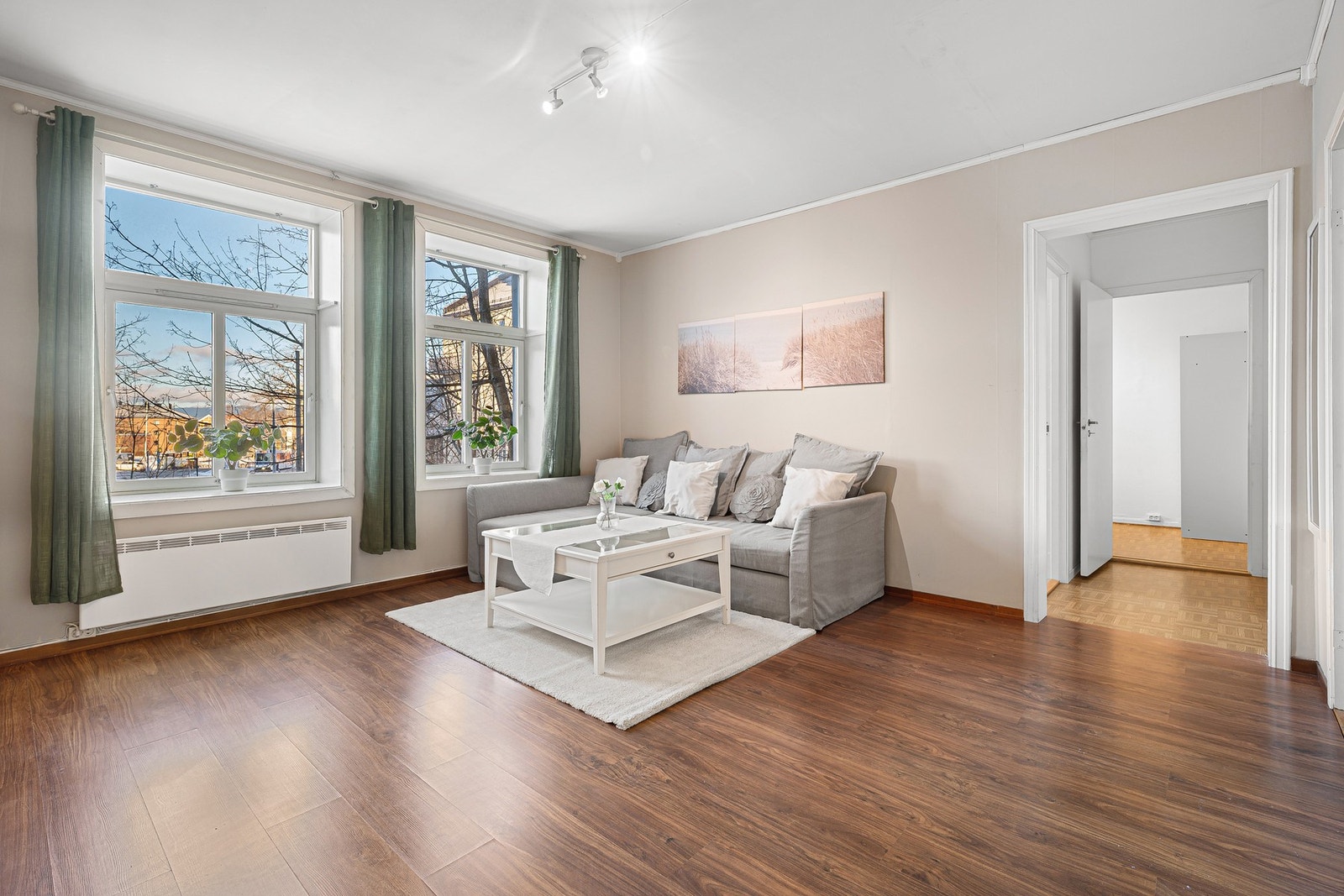 De store vindusflatene gir rikelig med naturlig lys og dette bidrar til en behagelig atmosfære i hele leiligheten. Galleribilde