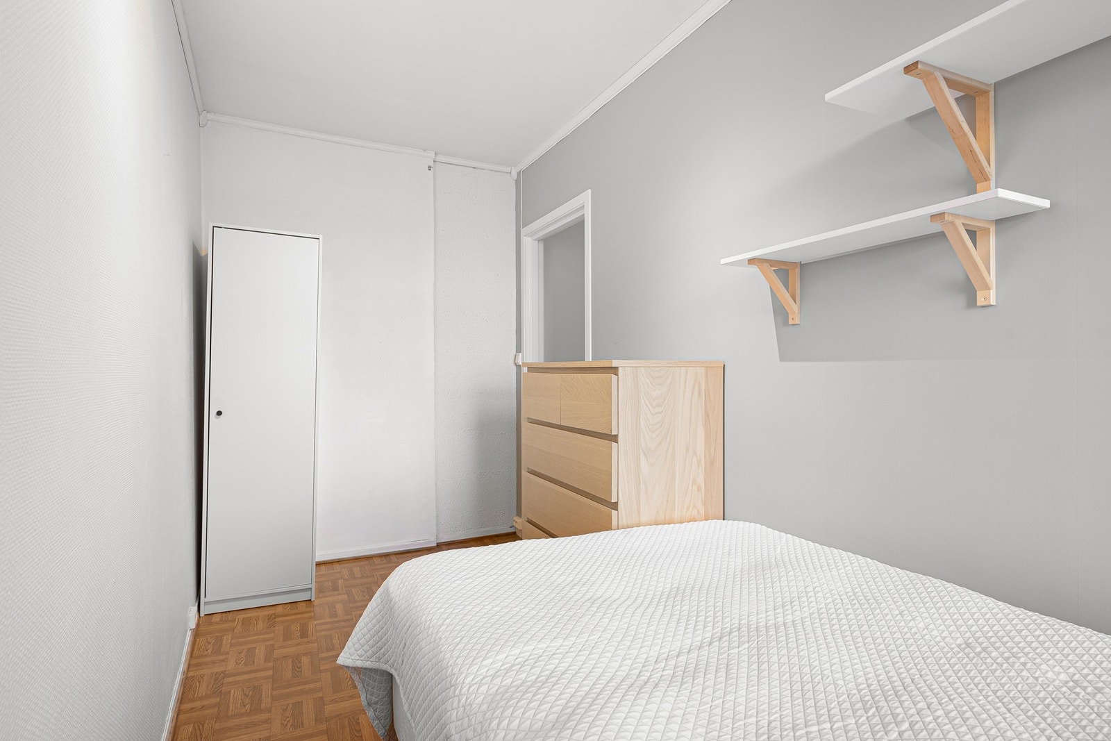 Garderobeskapene medfølger naturligvis handelen. Galleribilde