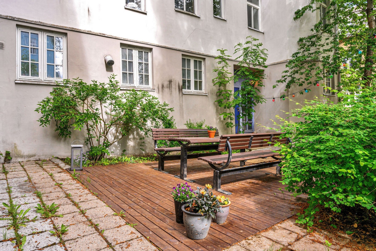 Sameiet har en felles bakgård som fritt kan benyttes av alle beboere. Galleribilde